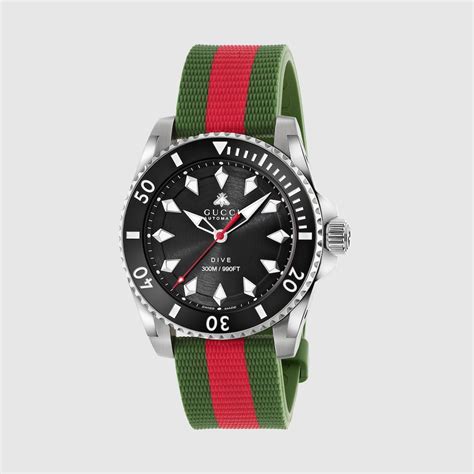 Orologio Gucci Dive, 40 mm in gomma verde e rossa 